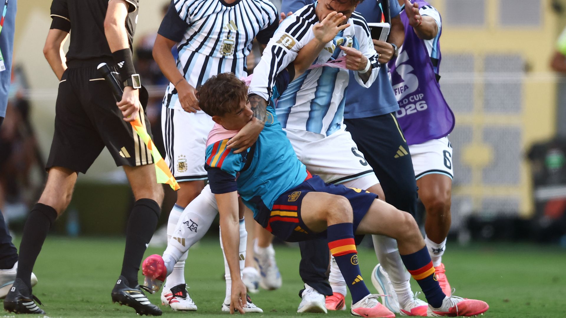 W杯決勝後に乱闘騒ぎに巻き込まれたスペインMFガビ、アルゼンチンに
